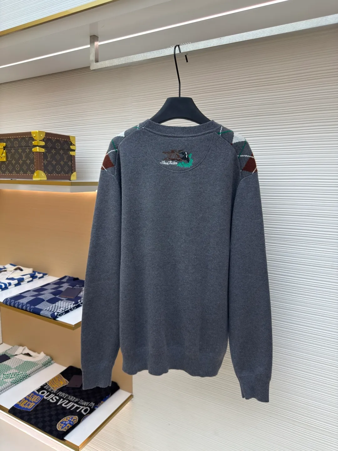 LOUIS VUITTON diamond check crew neck sweater ●Item number: 1680039-B10 ●Fabric: wool fabric ●Technology: knitting ●Version: fitted version ●Weight: about 690 grams ●Size: XS-S-M-L ●Description: The wool material is made of 48/2 fine count 50% Basulan worsted wool yarn, and is woven with a 3-color jacquard technique on a 14-gauge wool loom imported from Germany. The pattern is purely hand-drawn. It takes 290 minutes for a single piece. The fabric piece needs to be stitched and then dismantled and embroidered by hand. The embroidery uses a high-speed embroidery machine for positioning embroidery. The back is spliced with turtle back with Hassel thread, and it is customized with three-label washing. The overall wiring is straight and delicate, the fabric is comfortable and soft, and the color is consistent without color difference. It can be matched with the same style to create a fashionable look and control various occasions. Customized accessories, complete with three standards, same style for men and women!